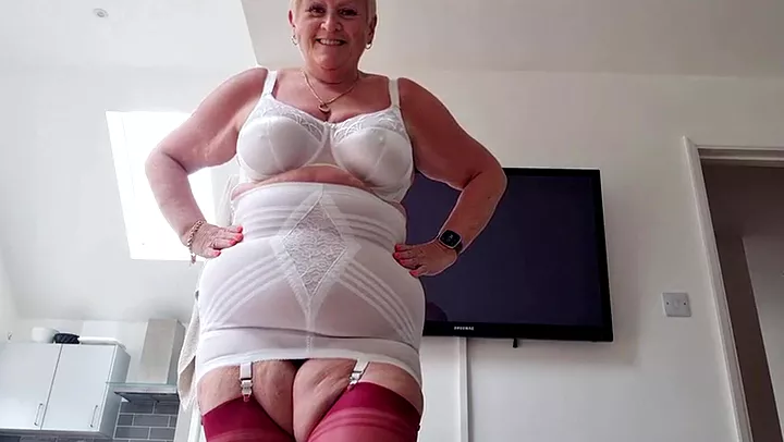 This homemade mature babe loves to squirt while getting her fat ass pounded